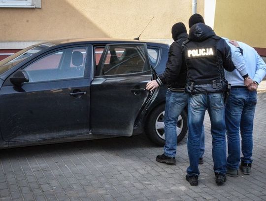 Ukradli bankomat, załadowali na samochód i uciekli