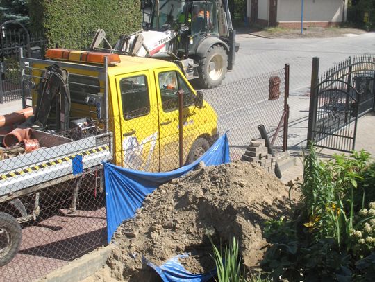 Ul. Wigury: zamiast w drodze, kopią ludziom w ogródkach