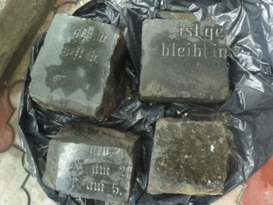 Ulica wybrukowana… nagrobkami. Niecodzienne odkrycie podczas remontu