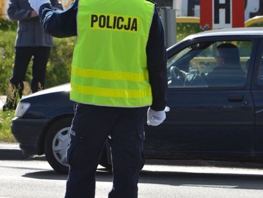 Uno na łuku zjechał na pobocze i uderzył w drzewo