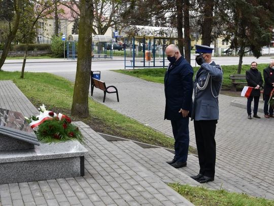 Upamiętnili uchwalenie Konstytucji Majowej. Starosta Tczewski, lokalni samorządowcy i działacze złożyli kwiaty pod tablicą konstytucji 