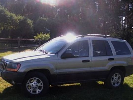 Uprowadzono kobietę złotym terenowym Jeep Grand Cherokee