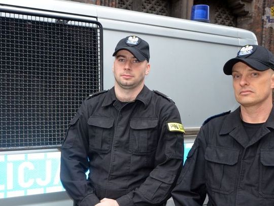 Uratowano dwóch mężczyzn w pożarze wiaty śmietnikowej