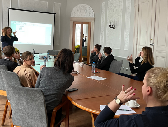 Urzędnicy poznali język migowy