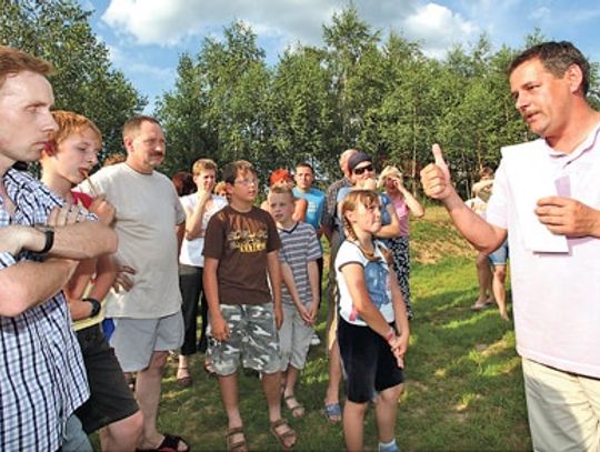 Urzędnicy z mieszkańcami na placu zabaw Urzędnicy z mieszkańcami na placu zabaw