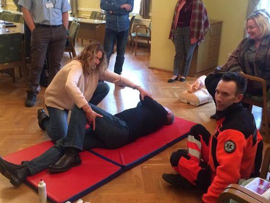 Urzędnik może uratować życie. Defibrylator pojawił się w Urzędzie Miasta. 