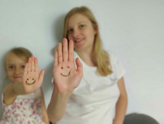 Uśmiechnięta buźka dla rodzin adopcyjnych. Namaluj ją na dłoni i wesprzyj piękną ideę 