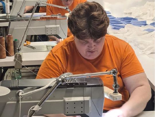 Uszyją 3 tysiące maseczek ochronnych. Firma meblarska ze Skarszew zaproponowała pomoc. Produkcja maseczek już ruszyła