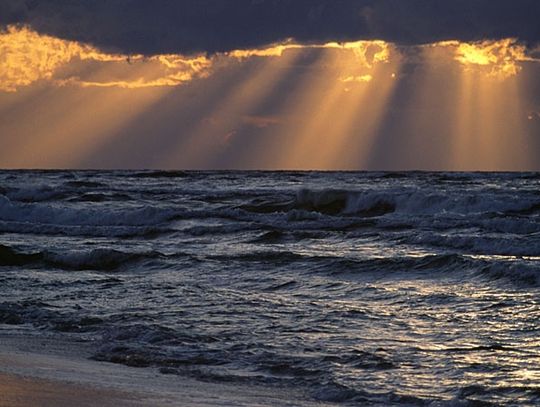 Utonął chłopak w morzu – zalała go wysoka fala