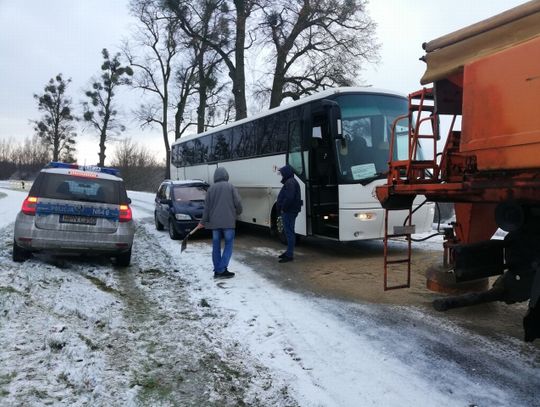 UWAGA! Na drogach ślizgawica! Kraksa autobusu kolejowego oraz auta osobowego 