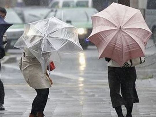 Uwaga na silny wiatr. Wichury nie tylko w nocySynoptycy z Biura Meteorologicznych Prognoz Morskich w Gdyni ostrzegają przed silnym wiatrem. Zjawisko spodziewane jest 27 grudnia na terenie woj. pomorskiego. 