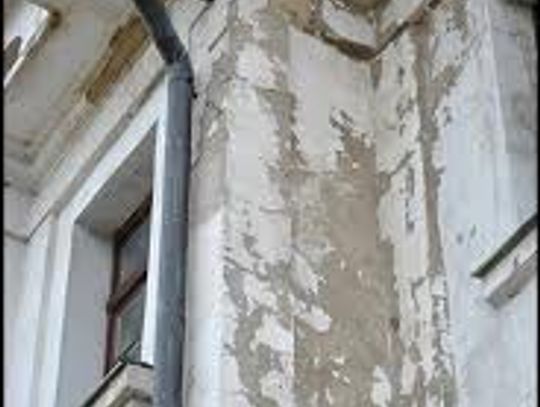 Uwaga na spadające cegły! Posypała się elewacja kamienicy