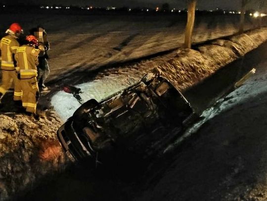 UWAGA! Pogorszenie warunków na drogach. Samochód nad ranem wylądował w rowie