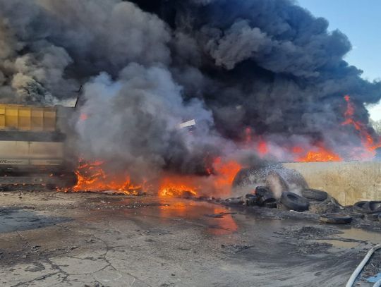 UWAGA! Pożar na terenie firmy przetwarzającej opony