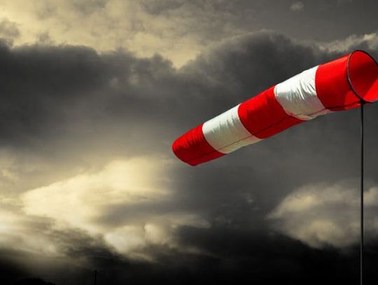 UWAGA! SILNY WIATR !!  Ostrzeżenia 2. stopnia dla powiatów pasa nadmorskiego oraz 1. dla Kociewia, Powiśla i Żuław