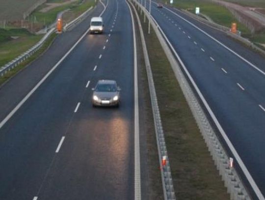 UWAGA. Trudne warunki na A1! Kolizje i uszkodzone auta