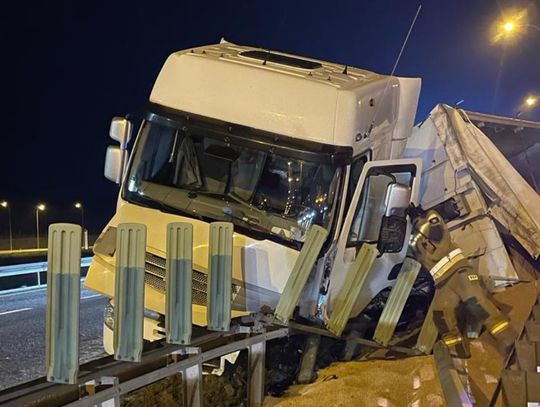 UWAGA! UTRUDNIENIA NA DRODZE! Przewrócony TIR na węźle w Ropuchach