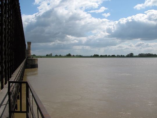 UWAGA. W sobotę w Tczewie Wisła przekroczy stan alarmowy