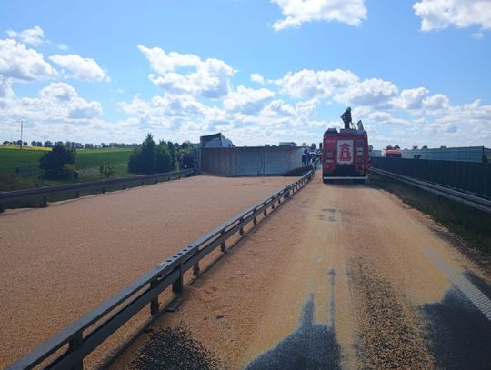 [FOTO] UWAGA! Wypadek ciężarówki na remontowanym odcinku autostrady A1