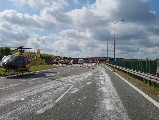 UWAGA! Wypadek na autostradzie A1. Uległy mu pojazd osobowy i ciężarówka, jej kierowca jest poważnie ranny...