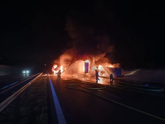UWAGA: Wypadek z udziałem dwóch ciężarówek na A1. Pojazdy stanęły w płomieniach. Są ranni