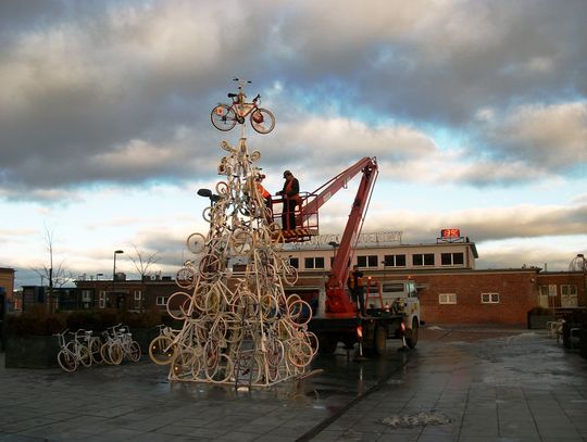 "Uwolnij rower na święta!" – budujemy choinkę rowerową