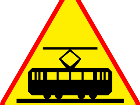 Volkswagen wjechał pod tramwaj, trzy osoby ranne