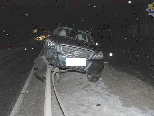 Volvo wbiło się w barierkę ochronną