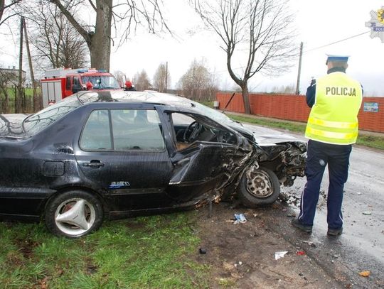  Vw vento wjechał do rowu i dachował, ranny kierowca