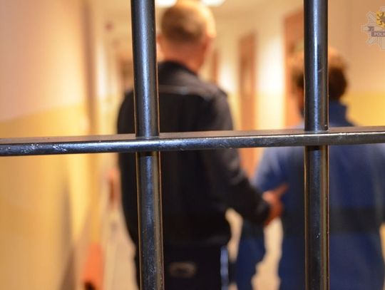 W autach powyrywał kierunkowskazy, wgniótł karoserię i zarysował lakier