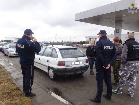 W bagażniku w klatkach trzymał psy i koty