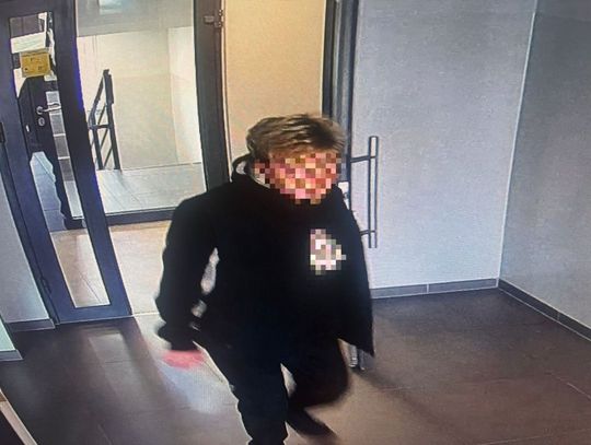 W blond peruce na przesłuchanie – sprawczyni kolizji bez uprawnień chciała zmylić policjantów