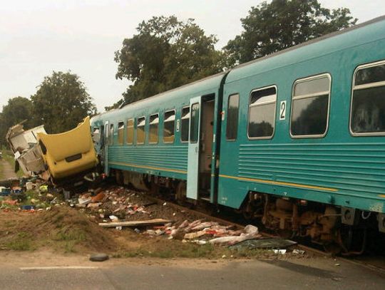  W Brachlewie ciężarówka wjechała pod pociąg - 4 osoby ranne
