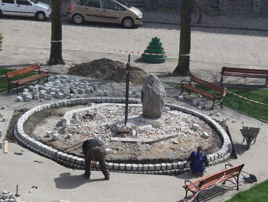 W centrum Gniewu remontują pomnik. Będzie nowa, mała architektura