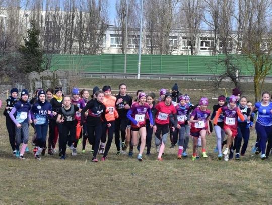  W crossie dziewcząt niepokonana Zuzanna Zielińska. Mistrzostwach Okręgu U-16 w biegach przełajowych