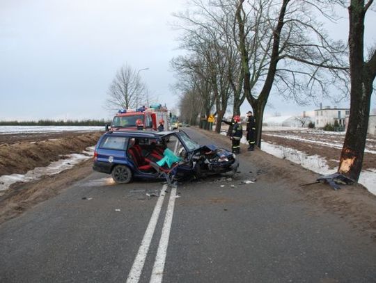 W drzewo na ostrym gazie, ranne dwie osoby