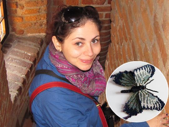 W głowie jej koralikowe motyle i kwiaty!