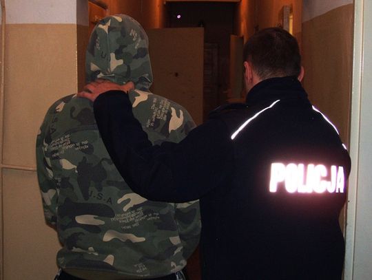 W kominiarkach, z nożem - po kasę i papierosy