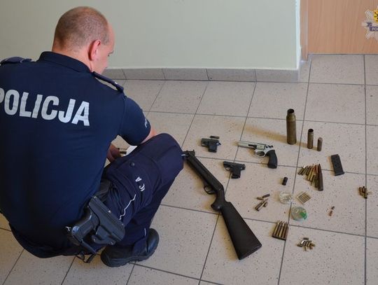 W mieszkaniu 60-letniej kobiety znaleziono pistolety, rewolwer i kije bejsbolowe