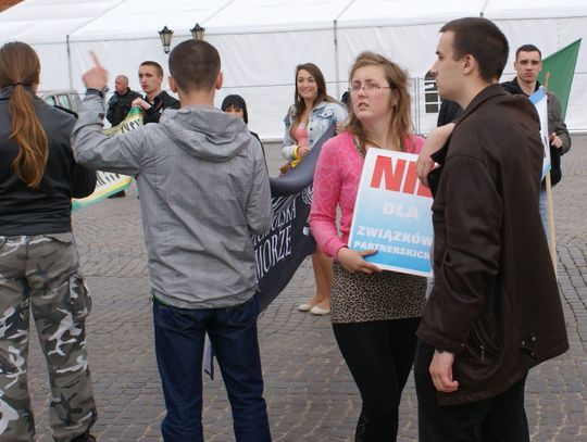 W obronie rodziny. Przeciwko ekspansji homoseksualizmu, ośmieszaniu małżeństwa i rodziny