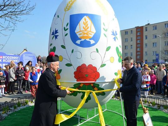 W Pelplinie odsłonili największą pisankę w Polsce!