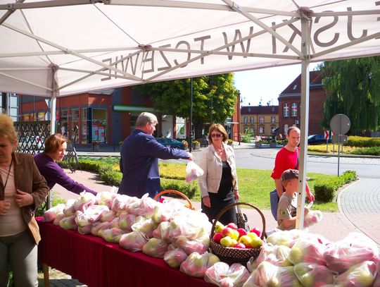 W pół godziny rozdali kolejną tonę jabłek