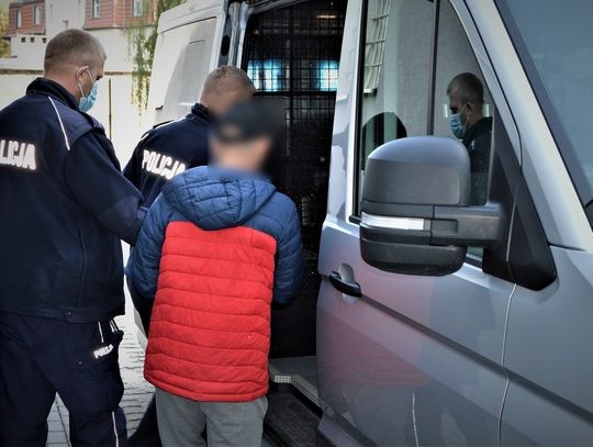 W pośpiechu opuszczali sklep. Mieli 157 skradzionych czekolad!