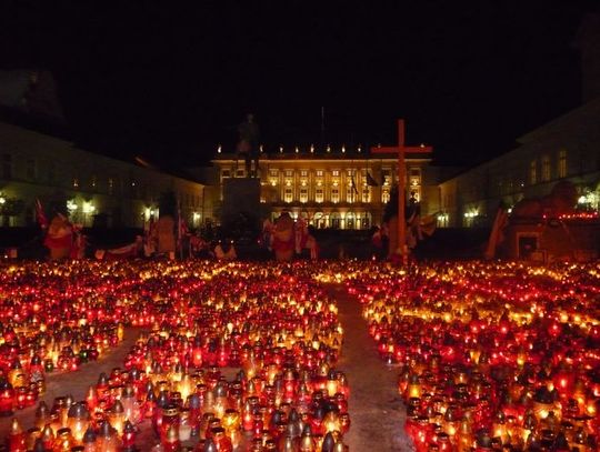 W pożegnalnej kolejce - z pochylonymi głowami. Ostatnia noc w Pałacu Prezydenckim