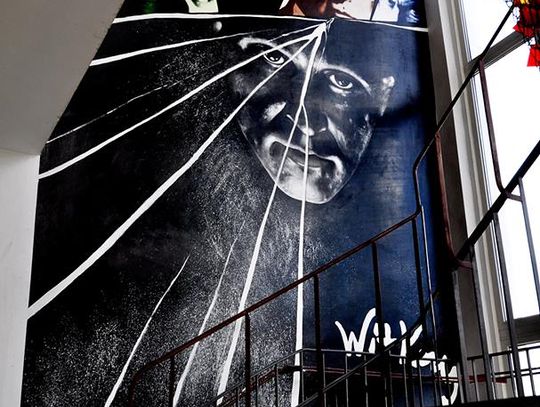 W słupskim Liceum Plastycznym powstał mural Witkacego