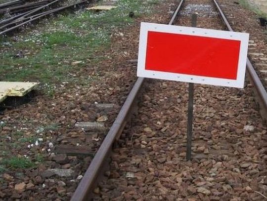 W Smętowie wykolei się pociąg osobowy po najechaniu na pociąg towarowy. Kilka osób rannych.