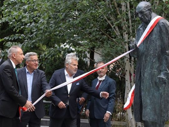 W Sopocie odsłonięto pomnik profesora Władysława Bartoszewskiego. Wydarzenie poprzedziła debata