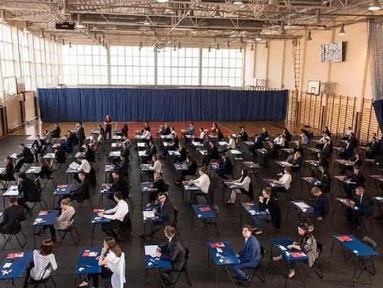 W szkołach średnich rozpoczęły się Matury 2025! Zdających czeka teraz 20 dni stresu