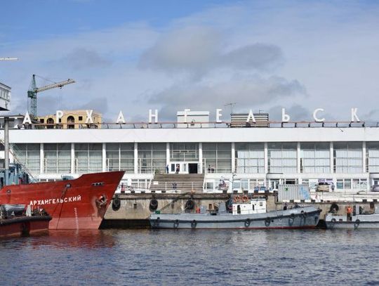 W szpilkach po trapie „Piotra I” . Z flagą Tczewa na Morzu Barentsa