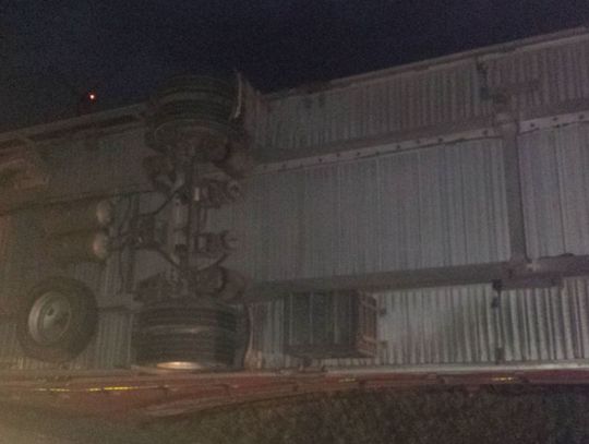 W Szprudowie podmuch wiatru przewrócił ciężarówkę